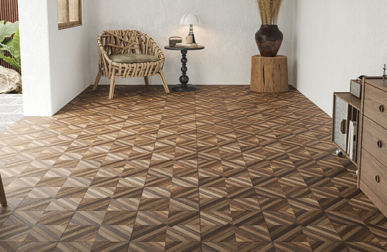 Interior con pavimento cerámico Fira de Porcelanite en patrón geométrico con apariencia de madera