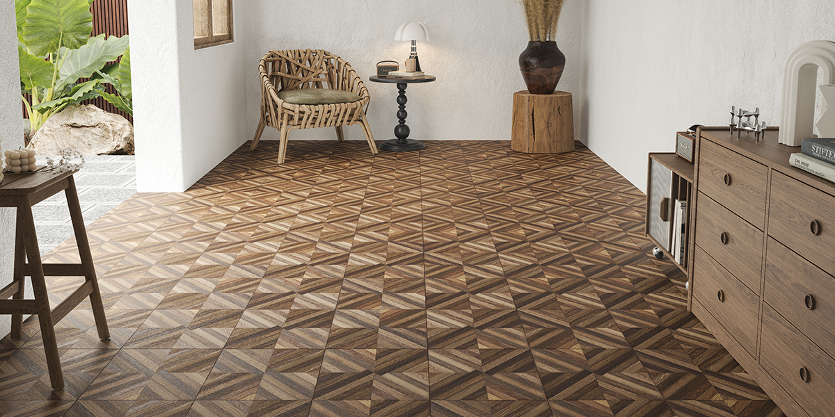 Interior con pavimento cerámico Fira de Porcelanite en patrón geométrico con apariencia de madera