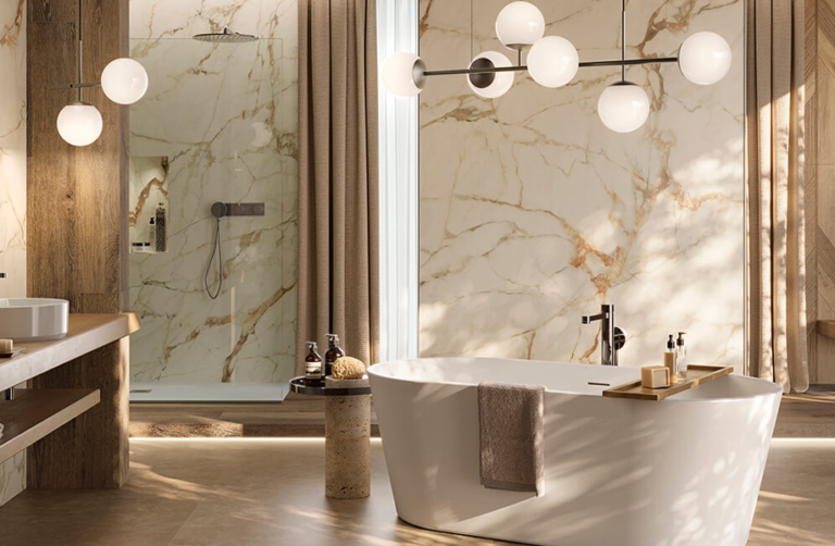 Baño contemporáneo de Porcelanosa con bañera exenta, revestimiento porcelánico efecto mármol y paneles de madera