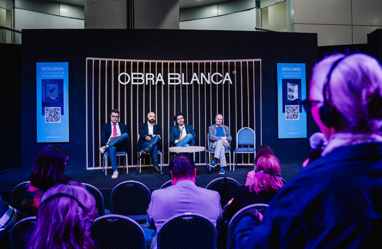 Panel de cuatro especialistas ante el público durante el Tercer Foro Nacional de Vivienda de Obra Blanca